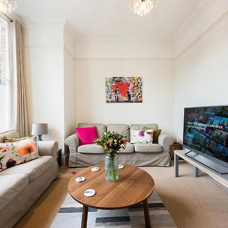 Heart Of Ealing Apartment With Garden London Eksteriør bilde