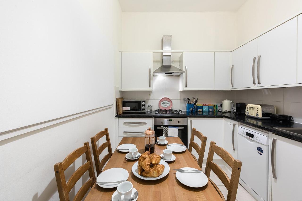 Heart Of Ealing Apartment With Garden London Eksteriør bilde