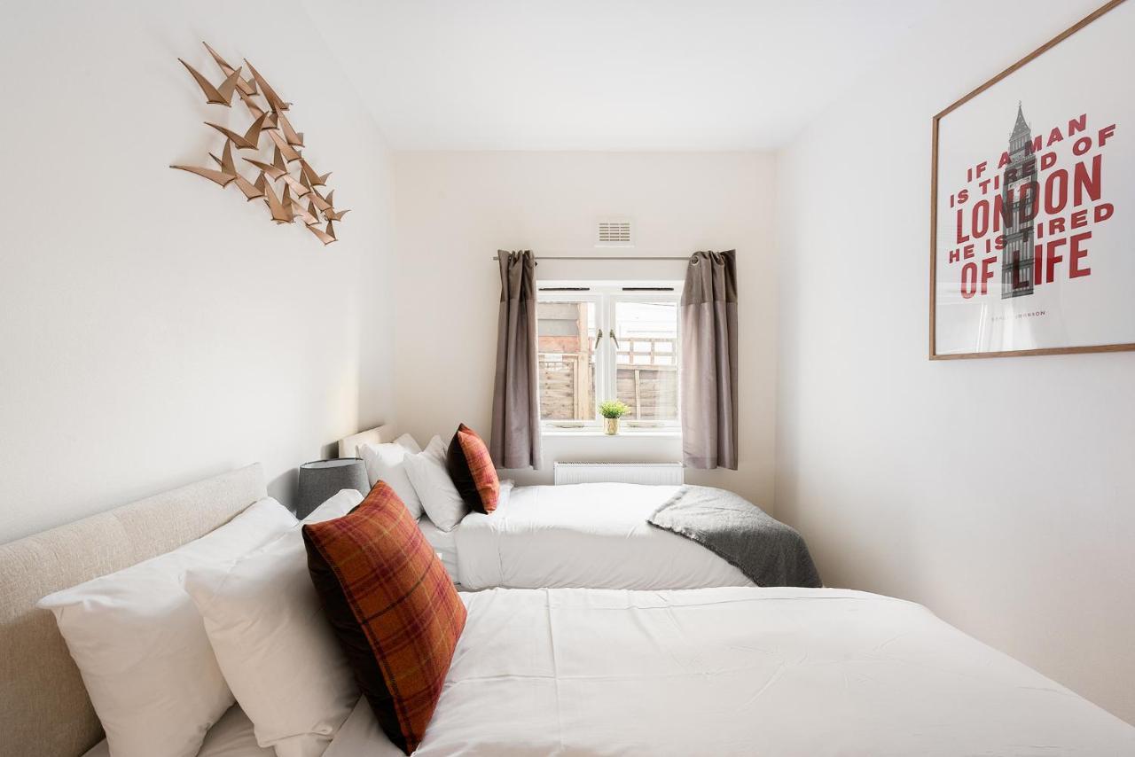 Heart Of Ealing Apartment With Garden London Eksteriør bilde