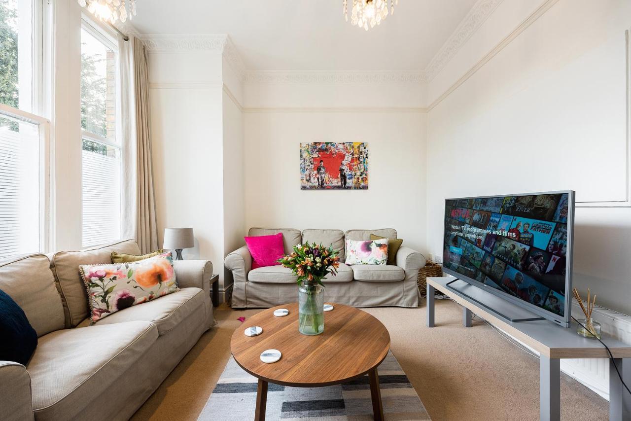 Heart Of Ealing Apartment With Garden London Eksteriør bilde
