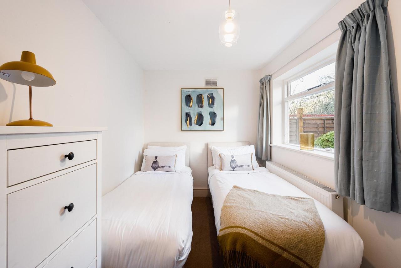 Heart Of Ealing Apartment With Garden London Eksteriør bilde