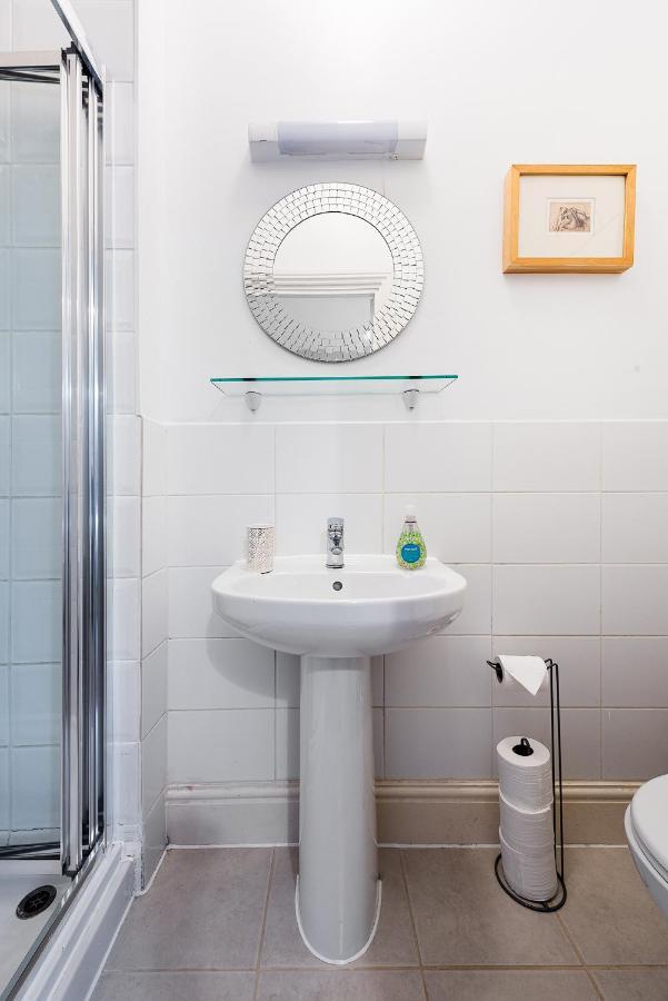 Heart Of Ealing Apartment With Garden London Eksteriør bilde