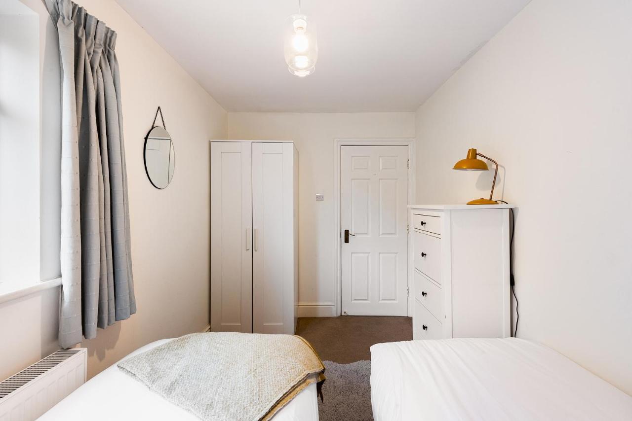 Heart Of Ealing Apartment With Garden London Eksteriør bilde