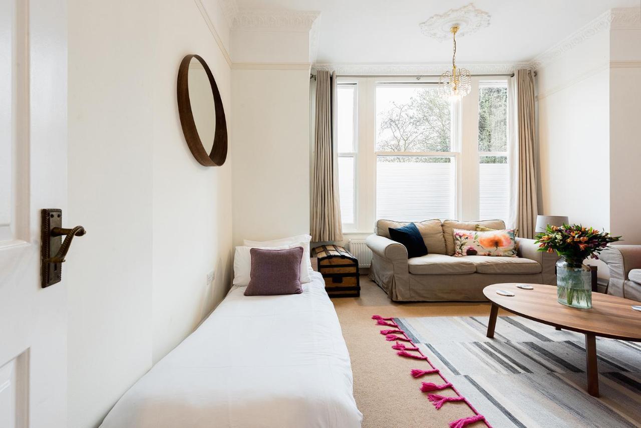 Heart Of Ealing Apartment With Garden London Eksteriør bilde