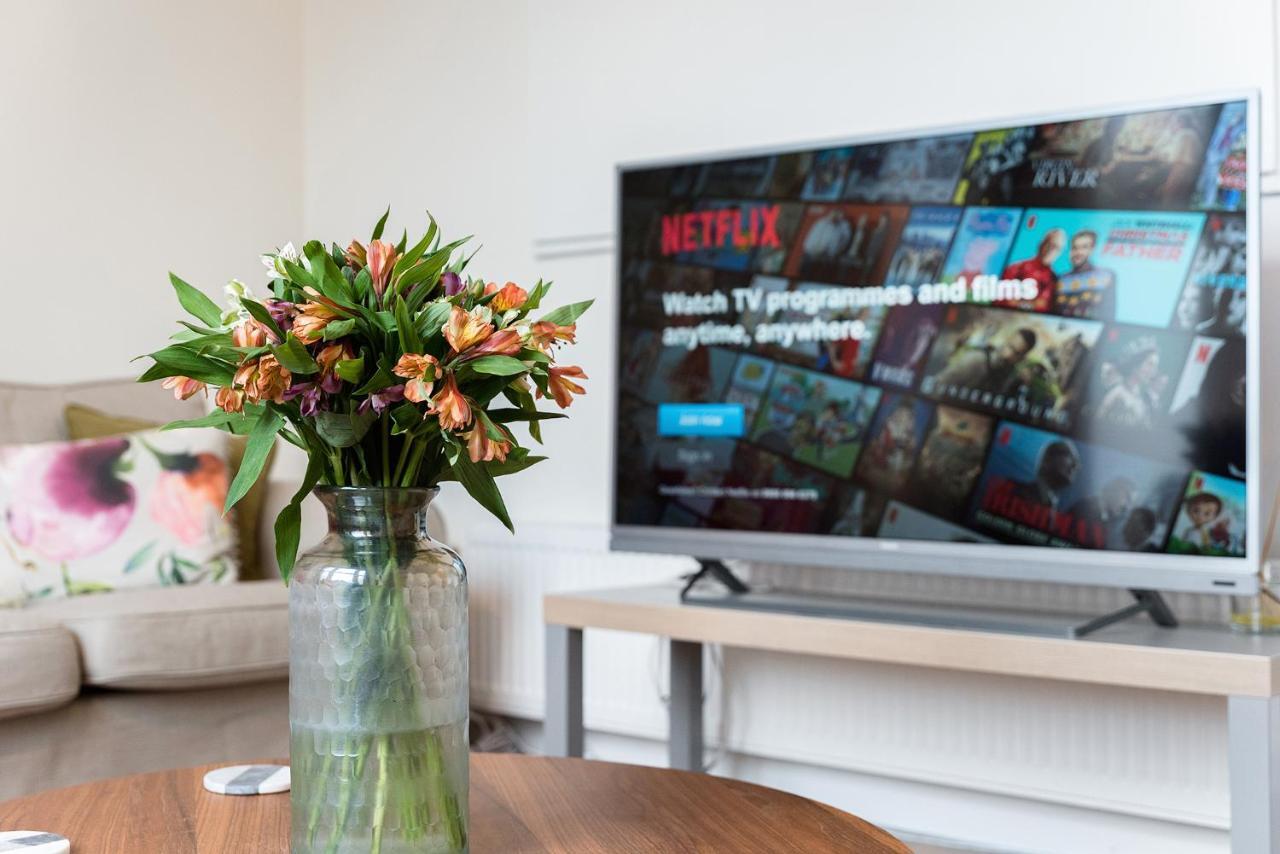 Heart Of Ealing Apartment With Garden London Eksteriør bilde