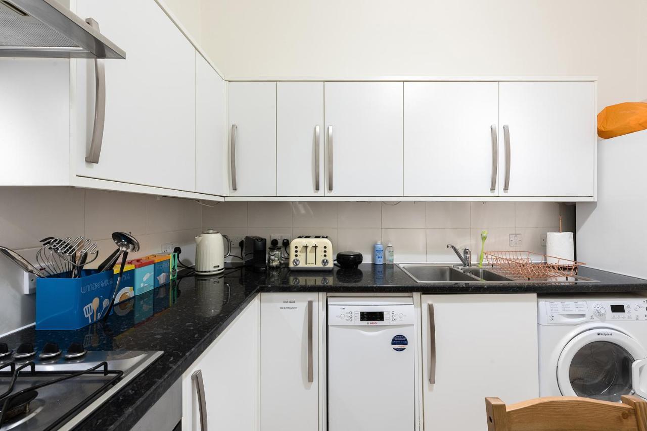 Heart Of Ealing Apartment With Garden London Eksteriør bilde