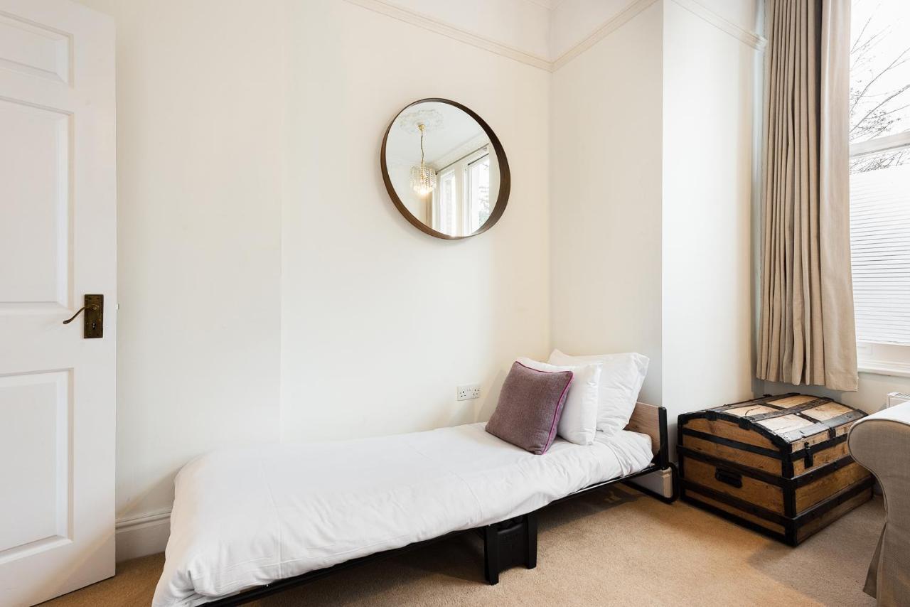 Heart Of Ealing Apartment With Garden London Eksteriør bilde