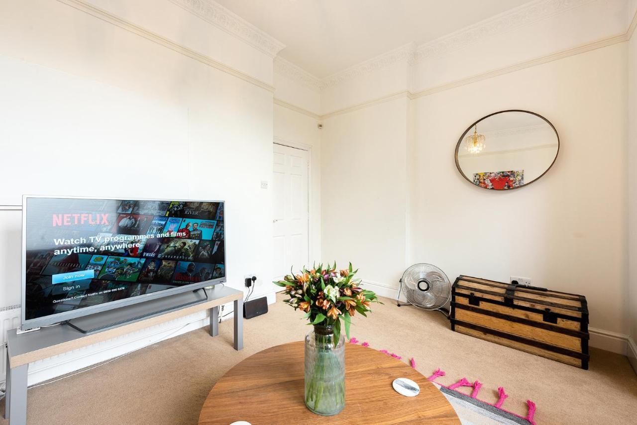 Heart Of Ealing Apartment With Garden London Eksteriør bilde