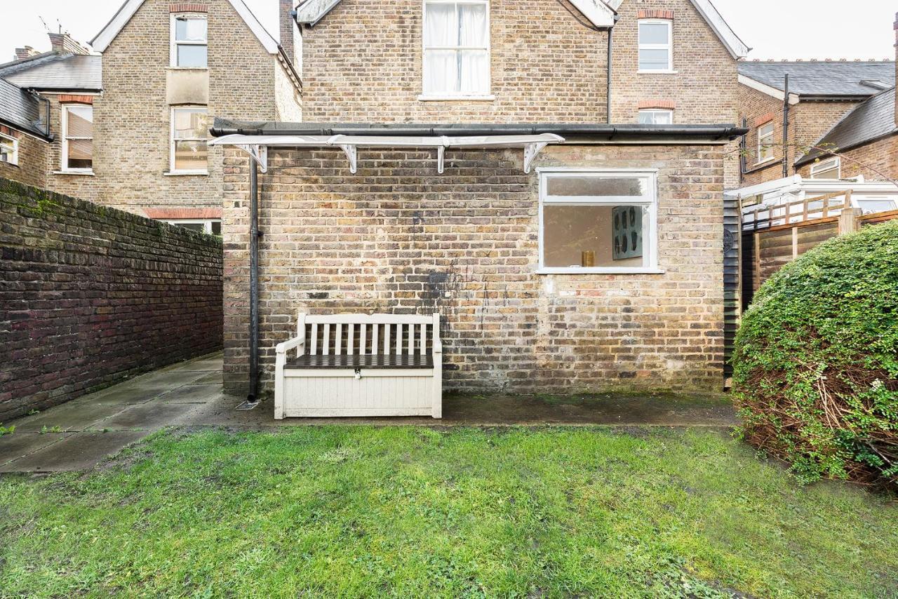 Heart Of Ealing Apartment With Garden London Eksteriør bilde