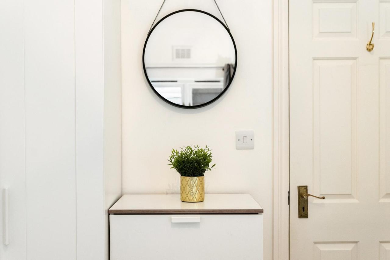 Heart Of Ealing Apartment With Garden London Eksteriør bilde
