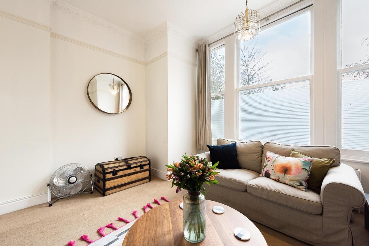 Heart Of Ealing Apartment With Garden London Eksteriør bilde