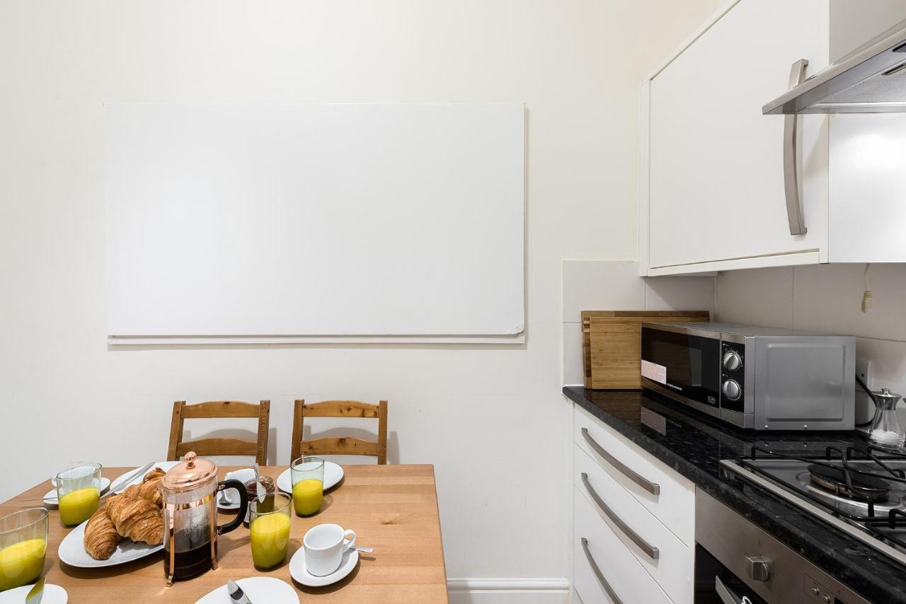 Heart Of Ealing Apartment With Garden London Eksteriør bilde