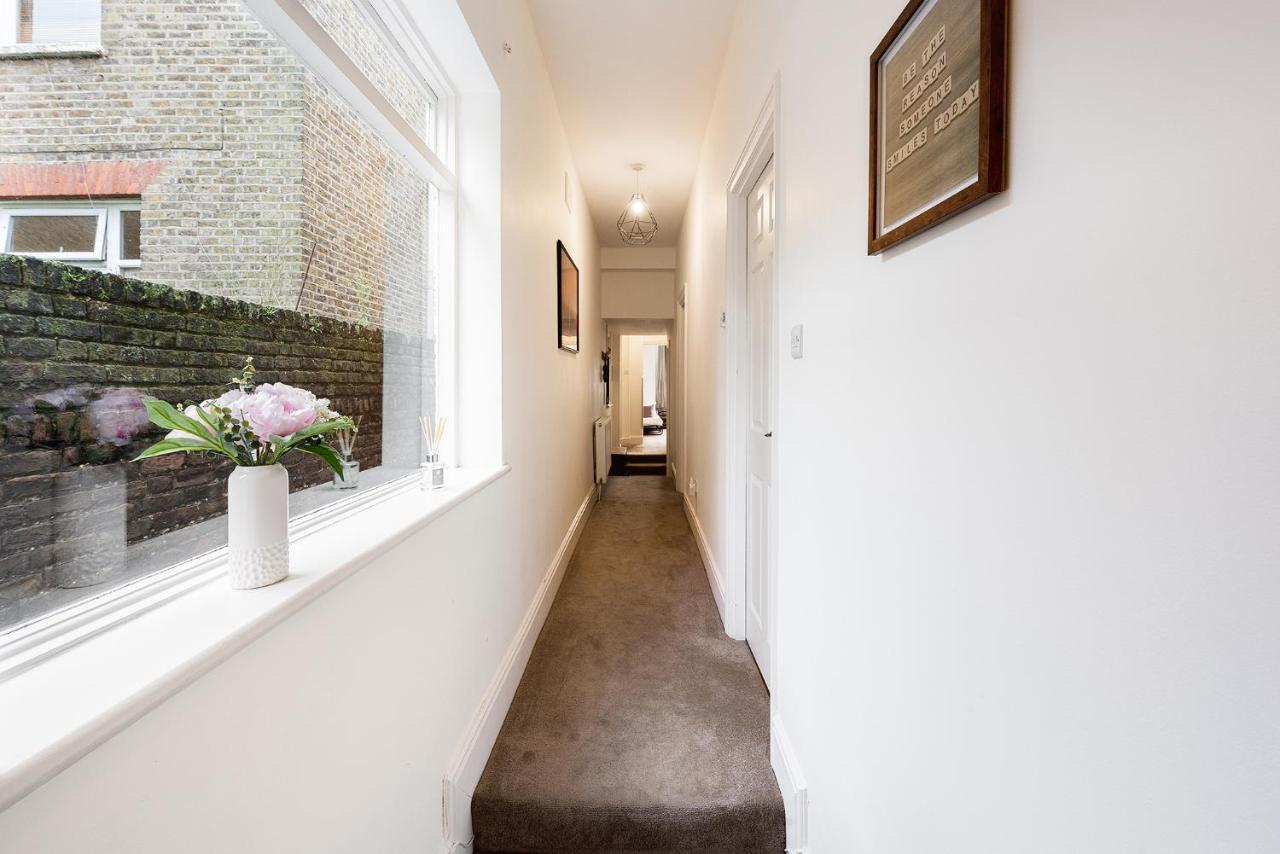 Heart Of Ealing Apartment With Garden London Eksteriør bilde