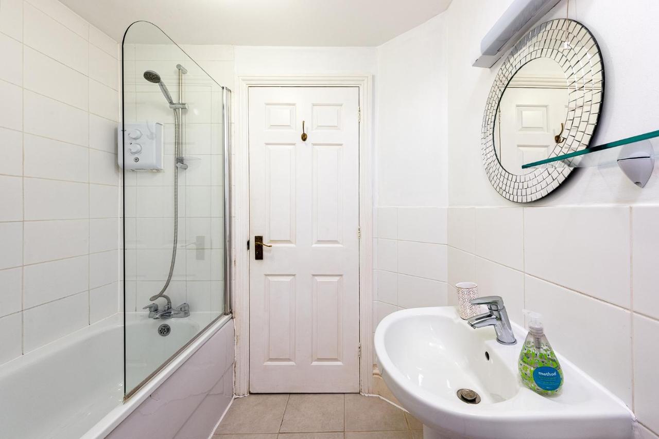 Heart Of Ealing Apartment With Garden London Eksteriør bilde