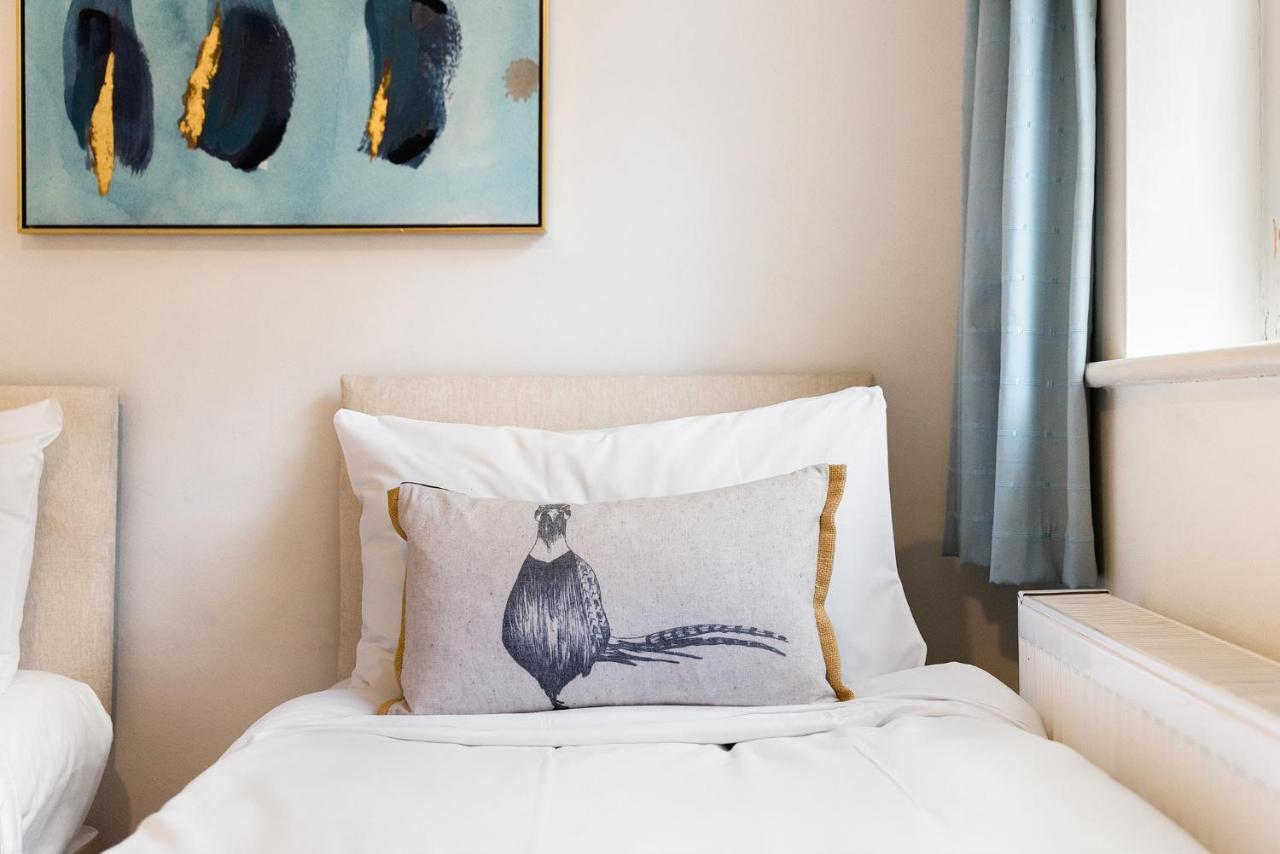 Heart Of Ealing Apartment With Garden London Eksteriør bilde