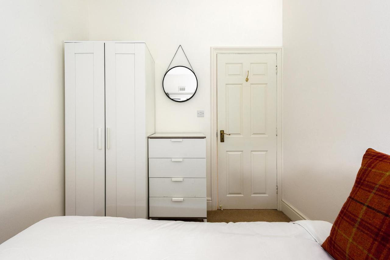 Heart Of Ealing Apartment With Garden London Eksteriør bilde