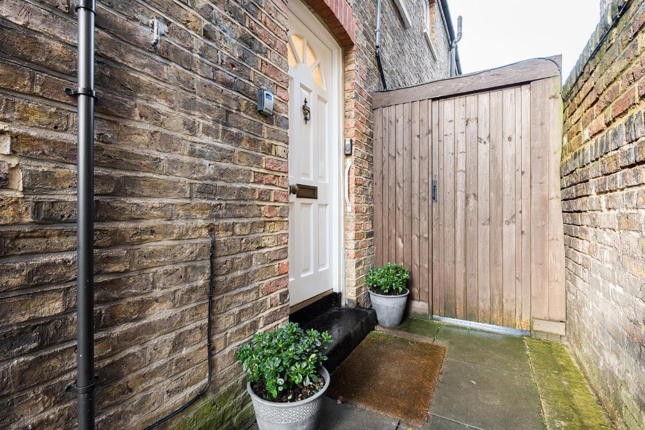 Heart Of Ealing Apartment With Garden London Eksteriør bilde